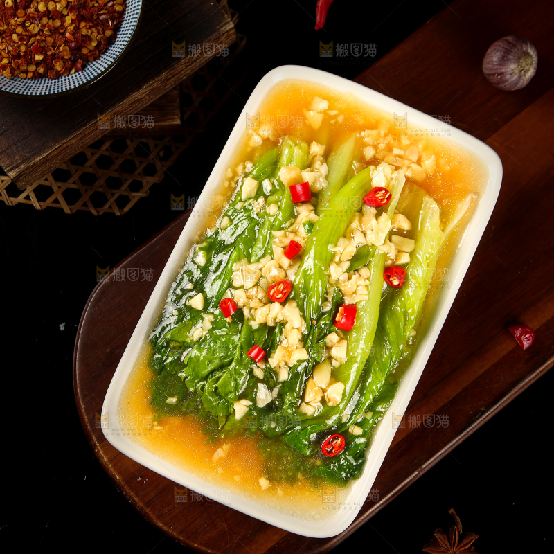木板上放着一盘凉拌生菜