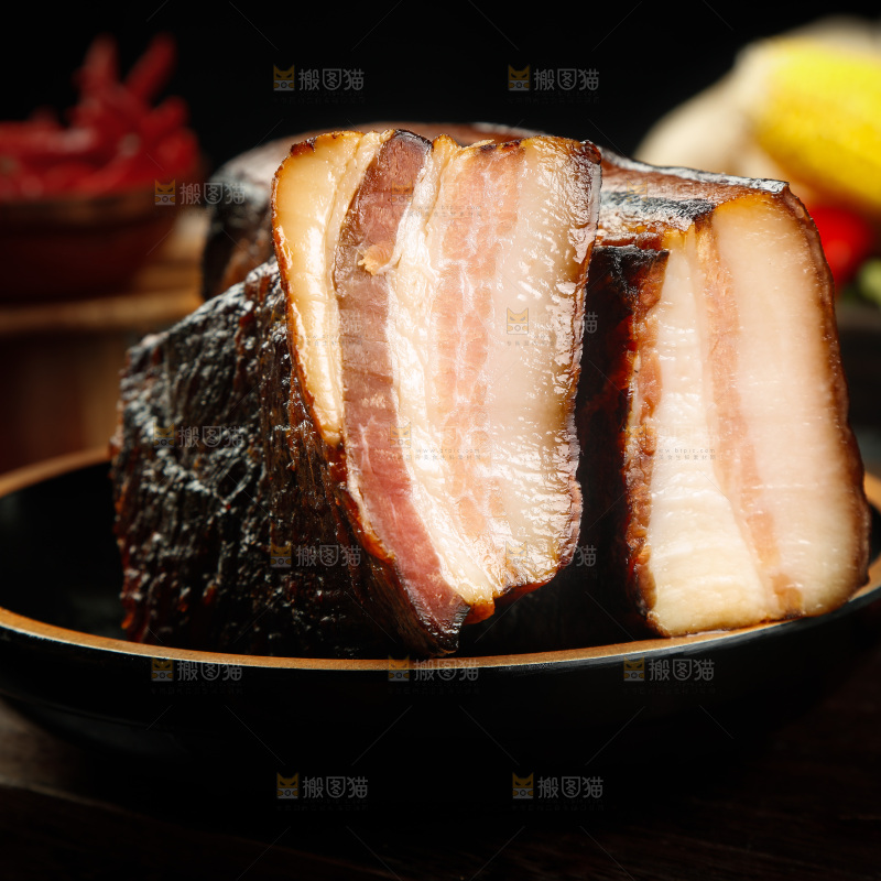 盘子里放着四川腊肉