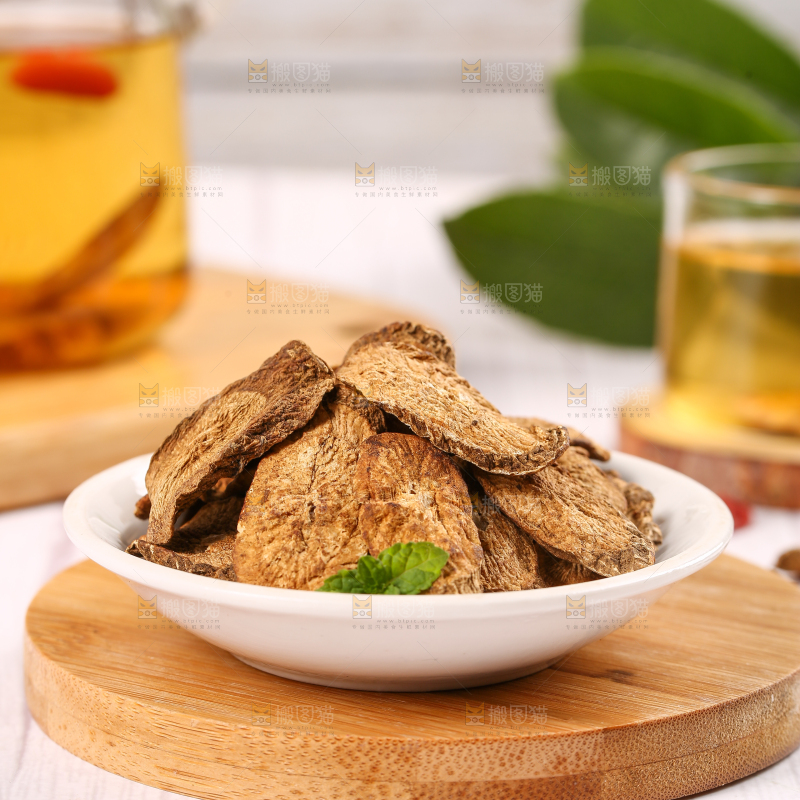 木板上放着一盘黄金牛蒡片