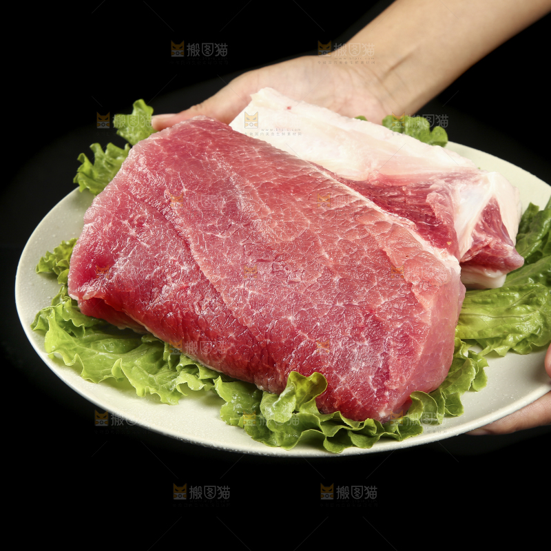 手里端着一盘瘦肉