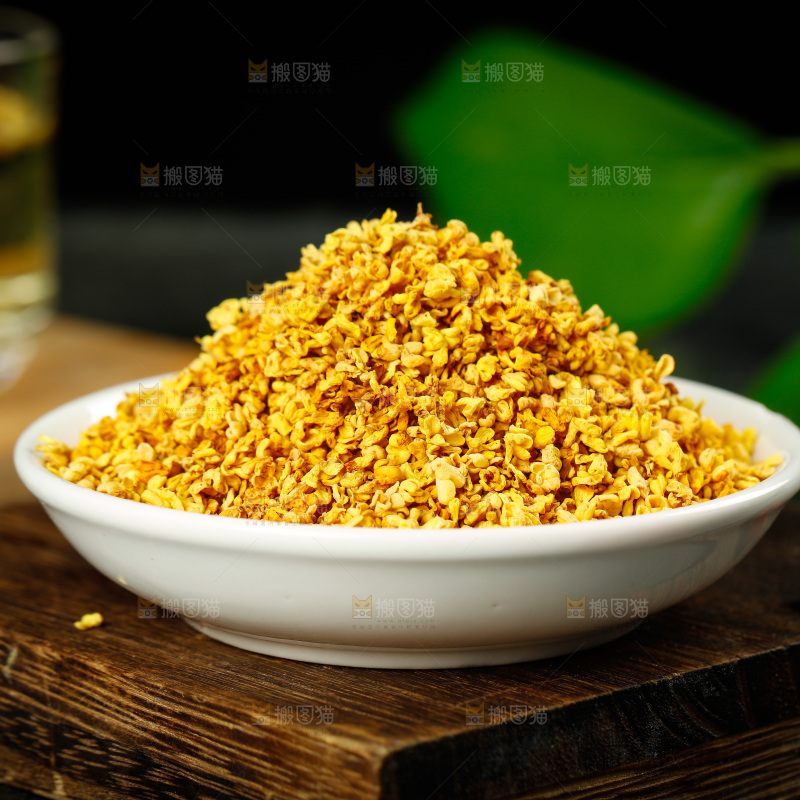 勺子舀着桂花