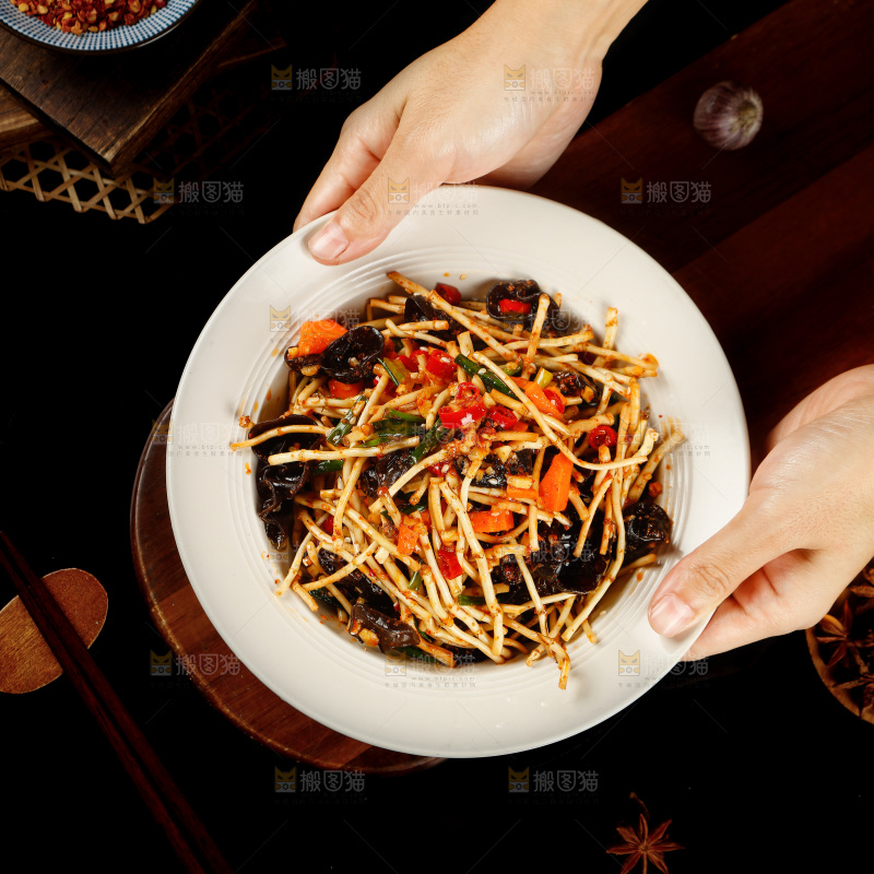 手里端着一盘折耳根拌黑木耳