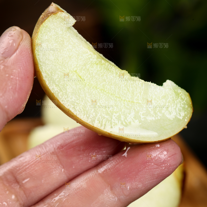 手里拿着一块冬枣