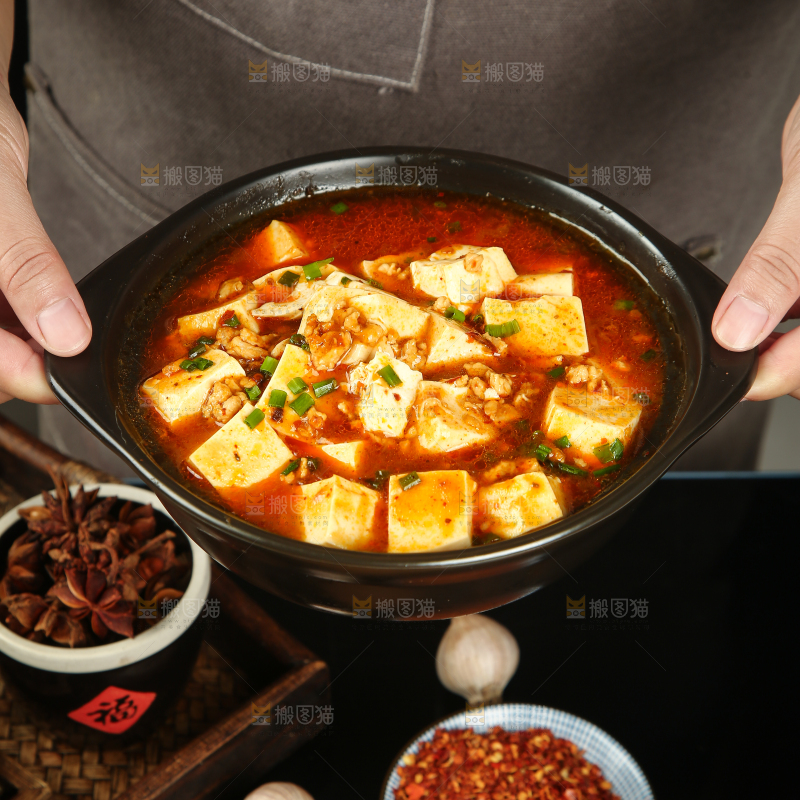 手里端着肉沫豆腐