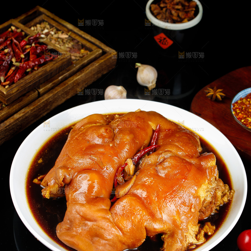 盘子里的酱香猪头肉
