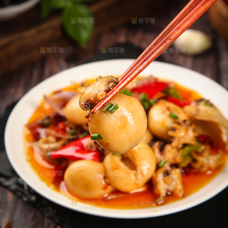 筷子上夹着墨鱼仔