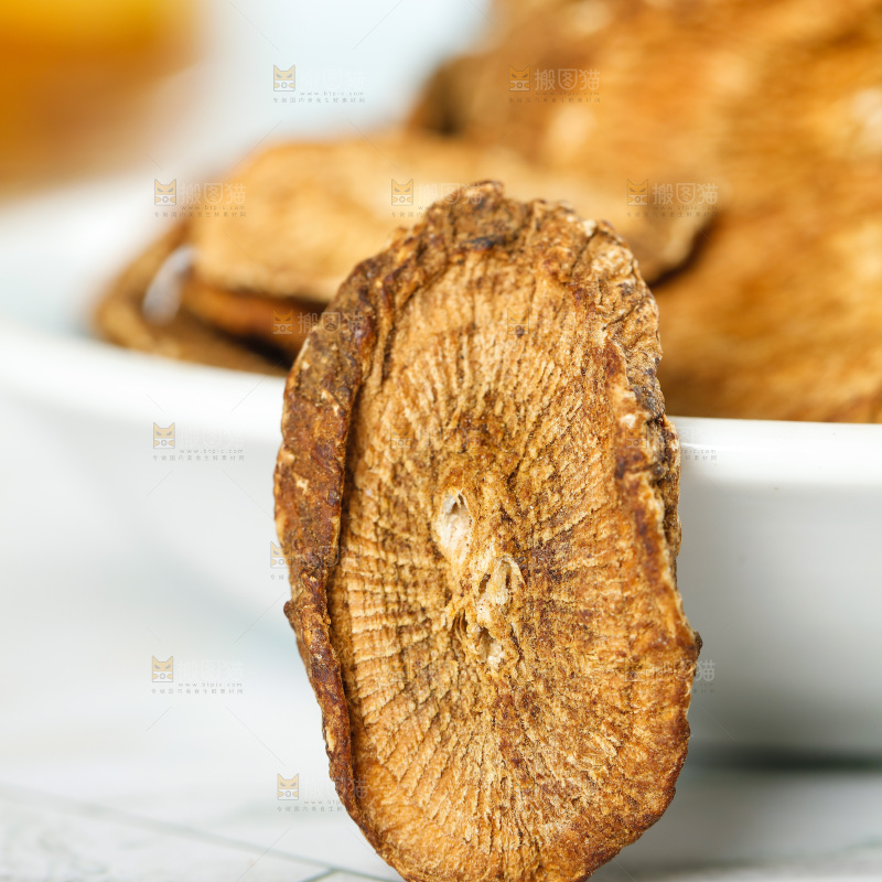 大理石上放着牛蒡根片