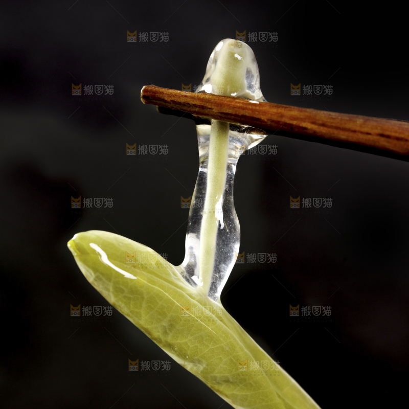 筷子夹着苏州太湖莼菜