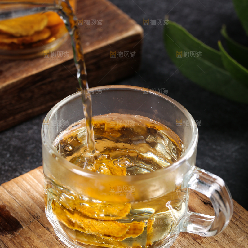 木板上放着一杯牛蒡茶