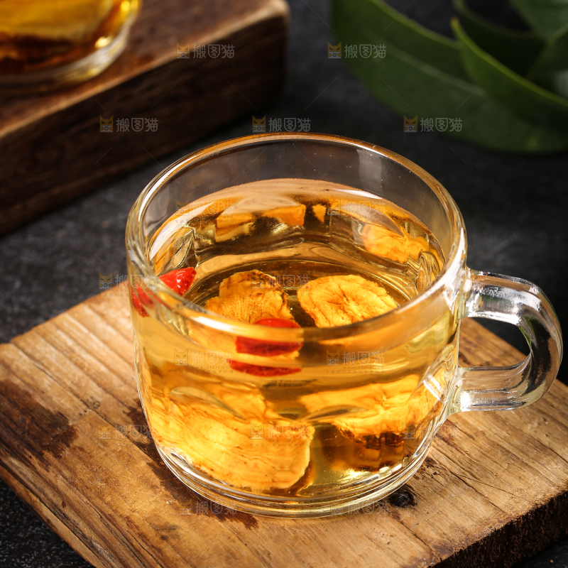 木板上放着一杯牛蒡茶