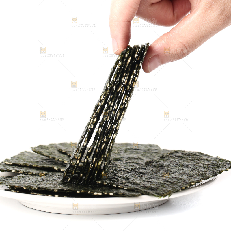 白底上放着一盘海苔夹心脆