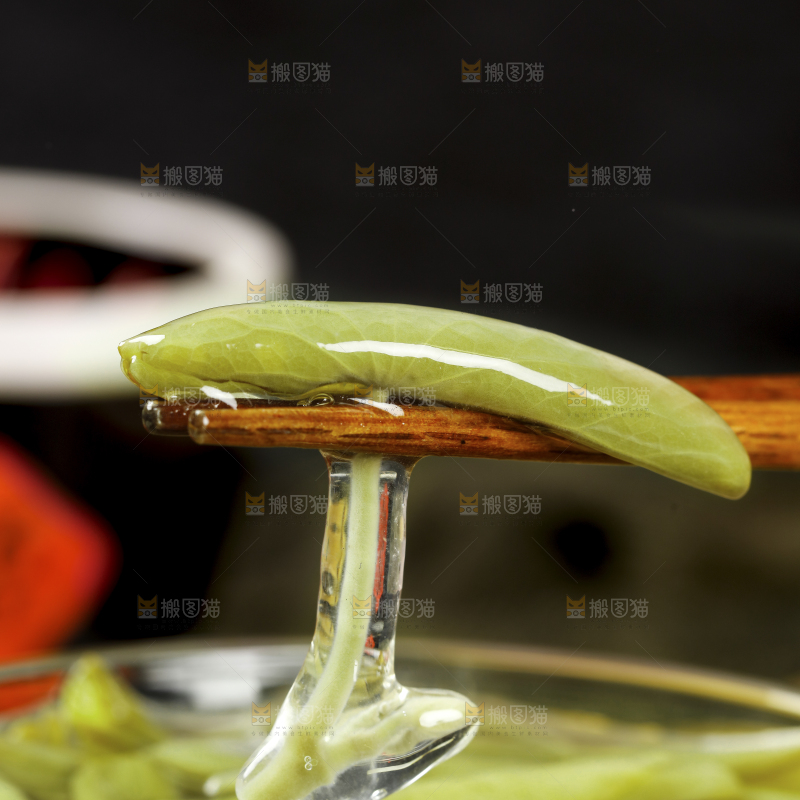筷子夹着苏州太湖莼菜