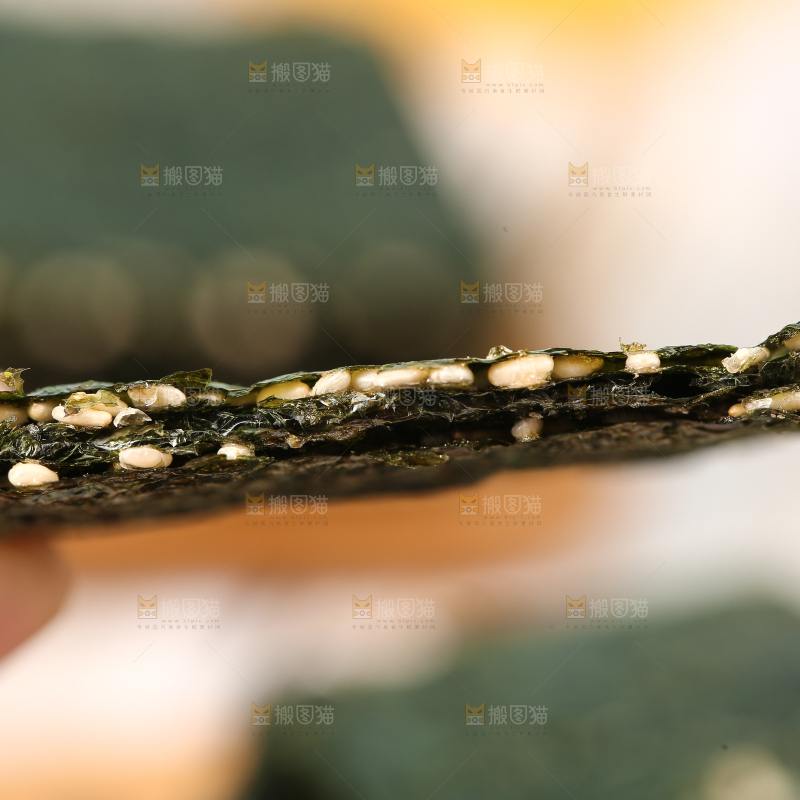 手里拿着夹心海苔