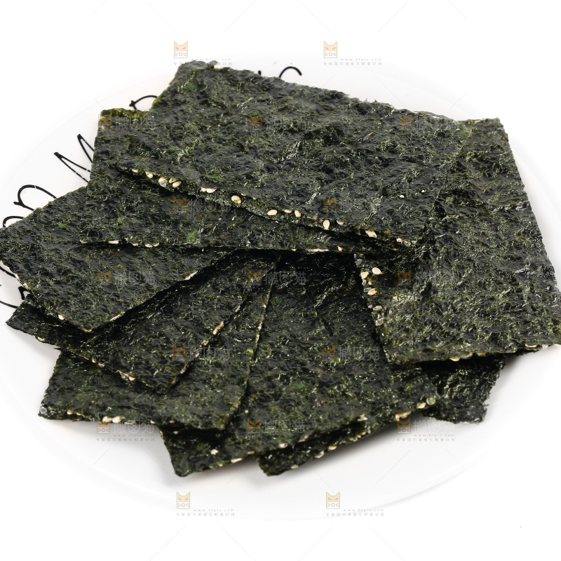 白底上放着一盘海苔夹心脆