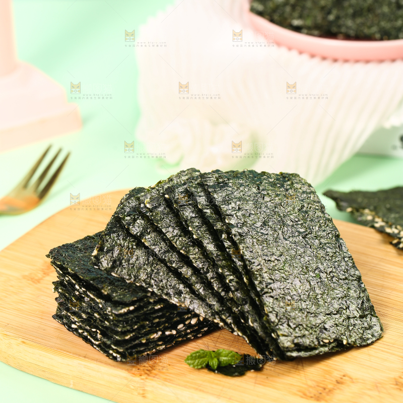 木板上的芝麻夹心海苔