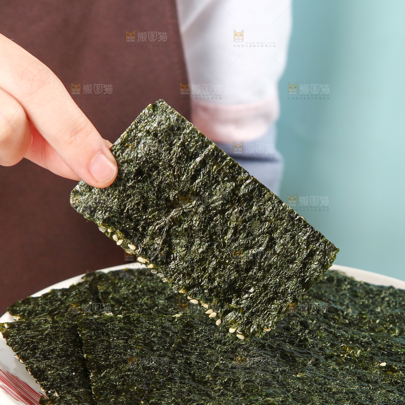 手拿着夹心海苔脆