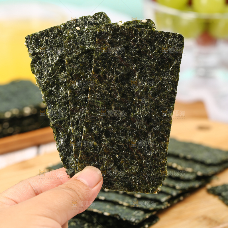 手里拿着夹心海苔脆