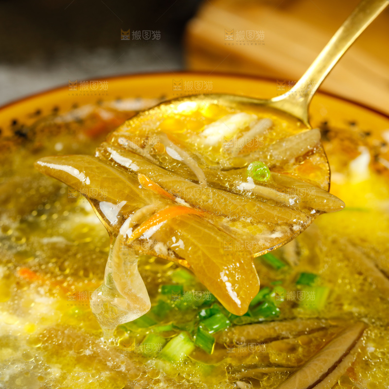 勺子舀着西湖莼菜汤