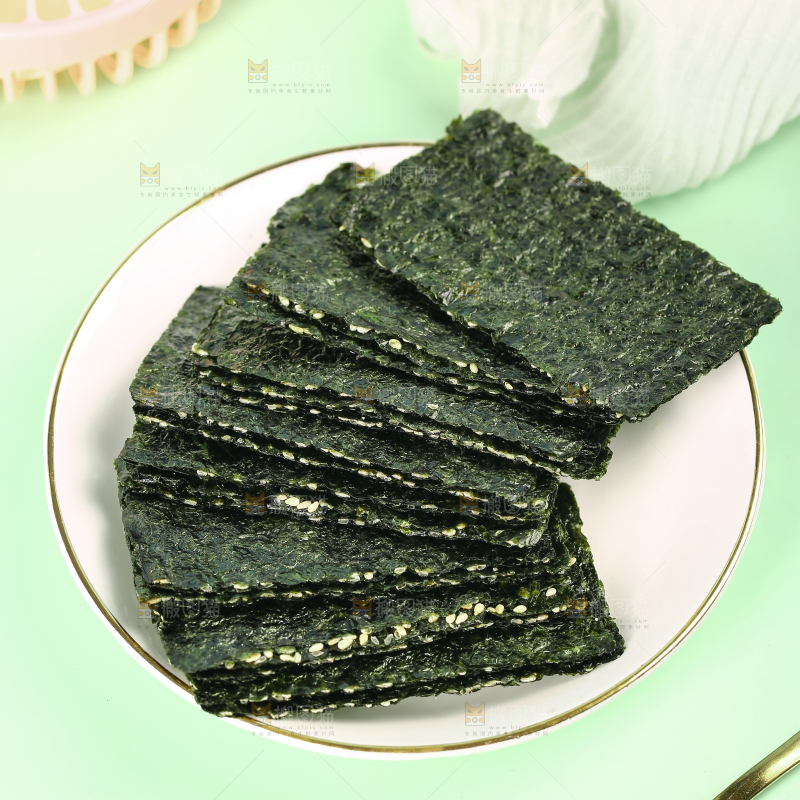 浅绿底上放着一盘海苔夹心脆