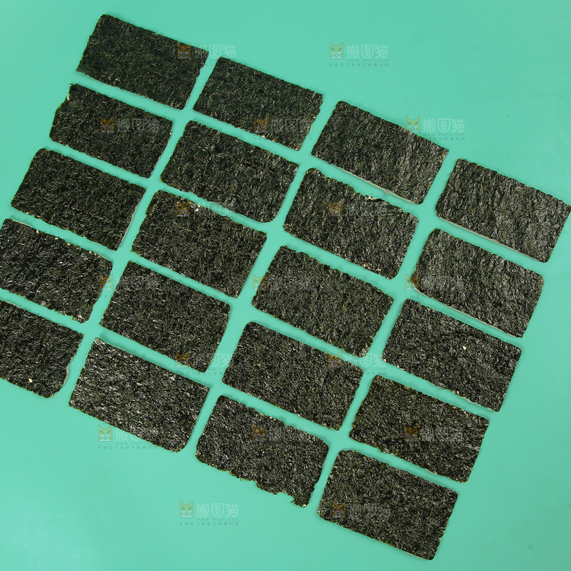 绿底上放着海苔片