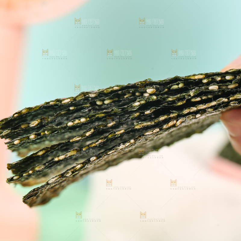 手拿着夹心海苔脆