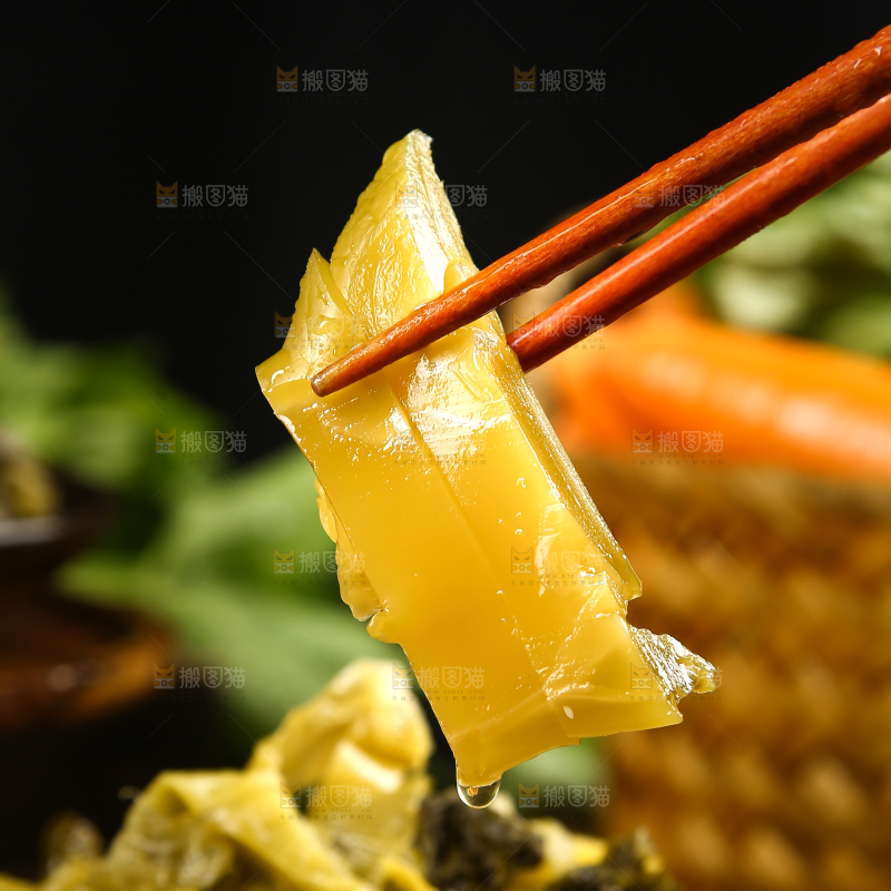 筷子夹着咸菜