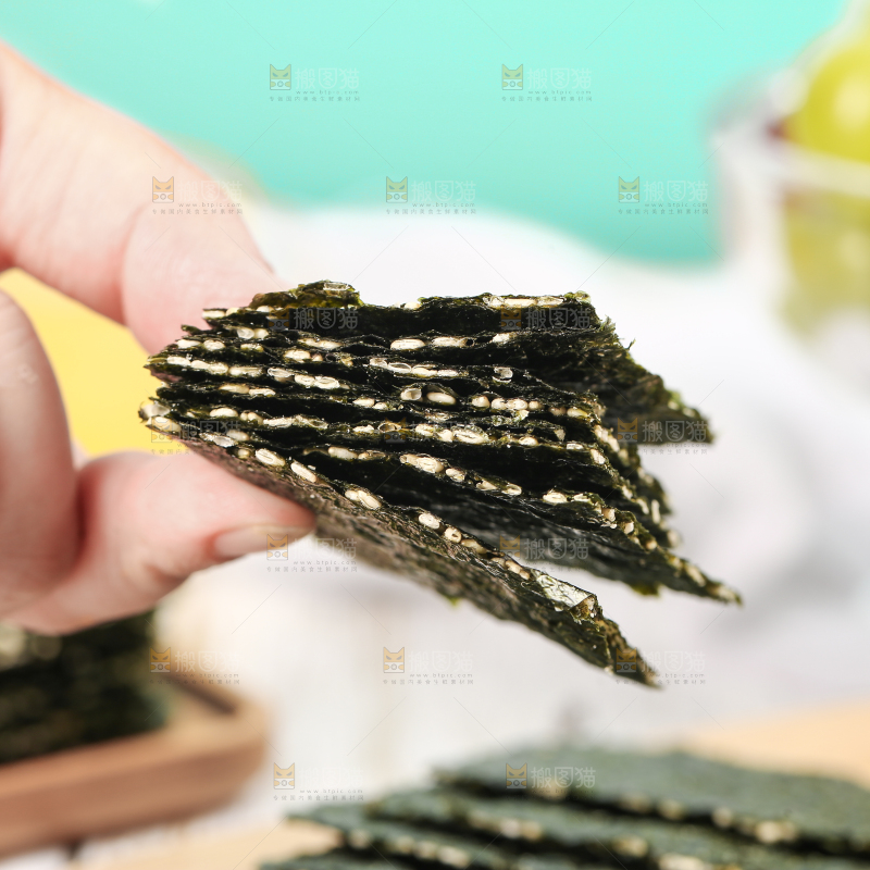 手里拿着夹心海苔脆