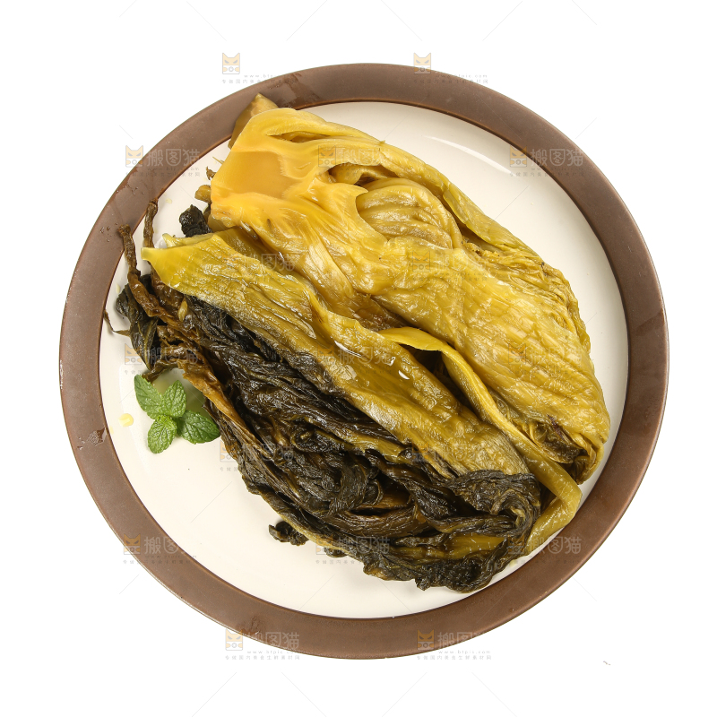白底上放着一盘四川酸菜