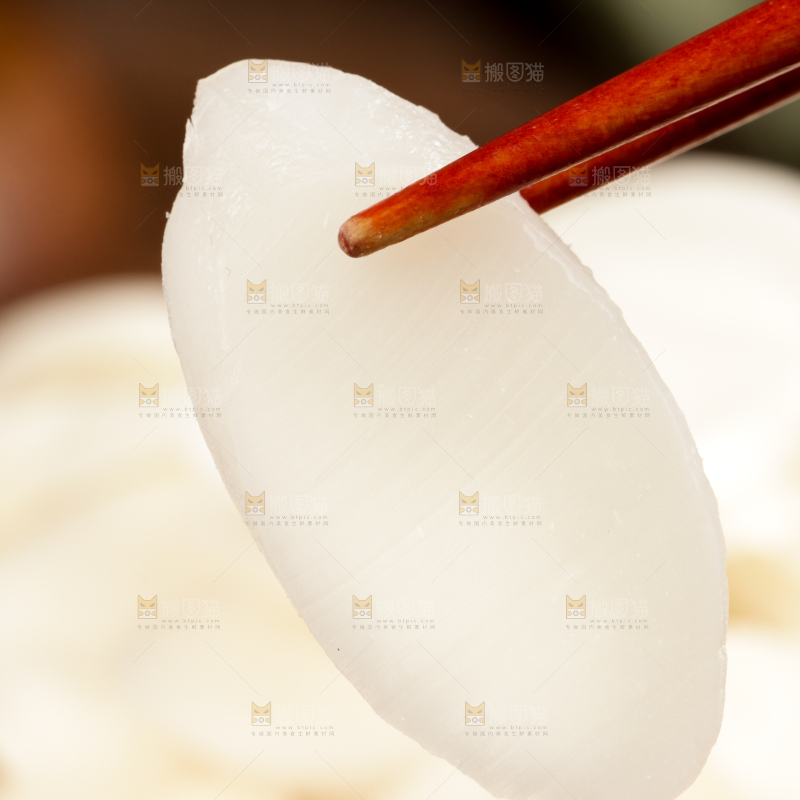 筷子上夹着年糕片