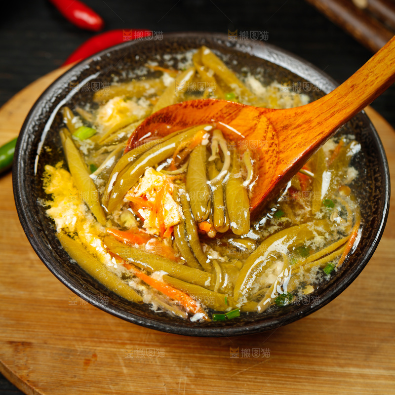 勺子舀着西湖莼菜汤