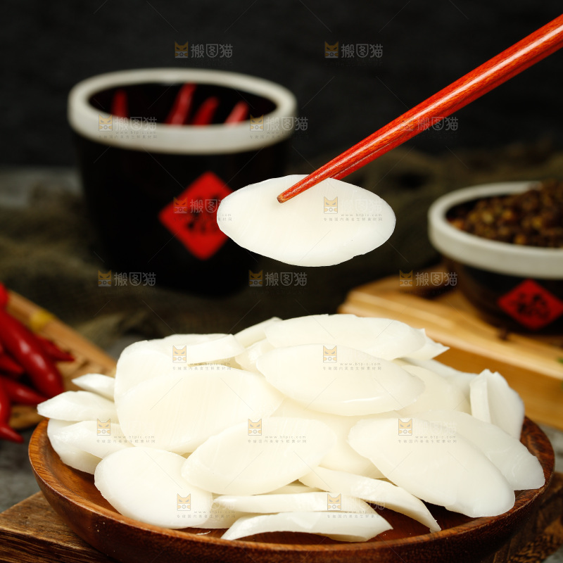 筷子夹着年糕片