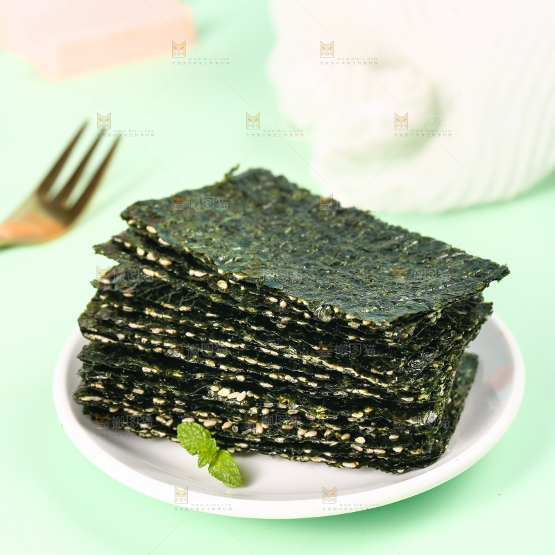 浅绿底上放着一盘海苔夹心脆