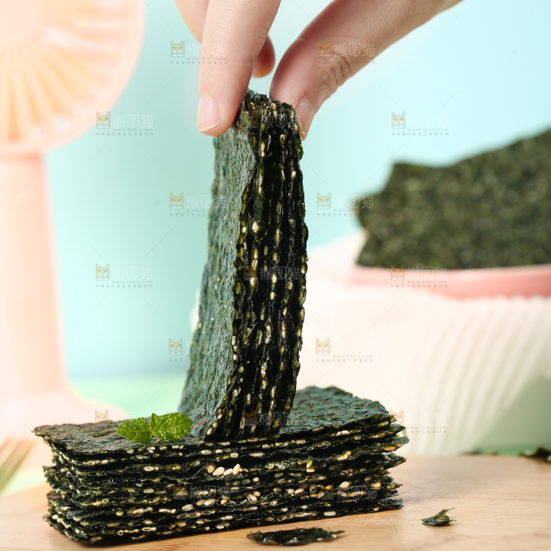 手拿着夹心海苔脆