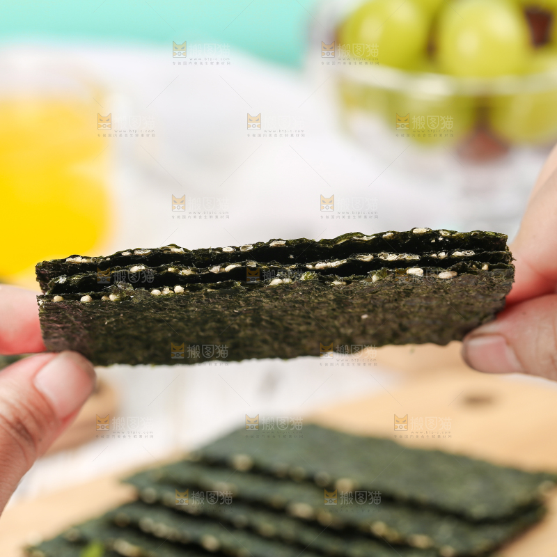 手里拿着夹心海苔脆