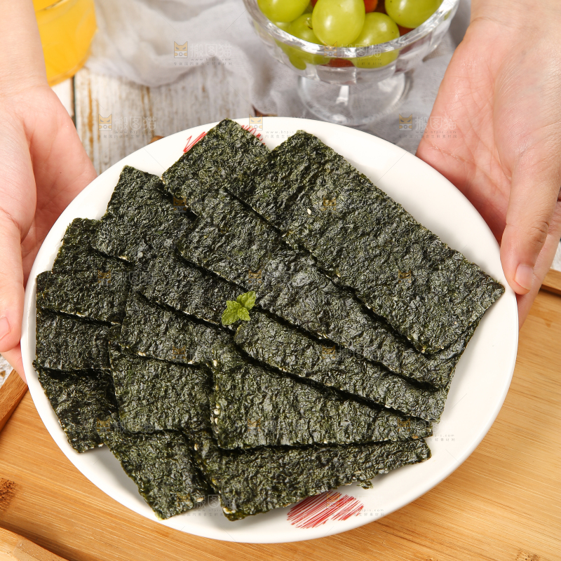 手里端着一盘海苔片
