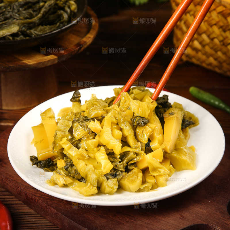 筷子夹着咸菜