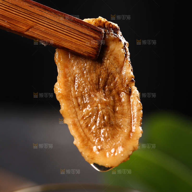 夹子上夹着牛蒡片