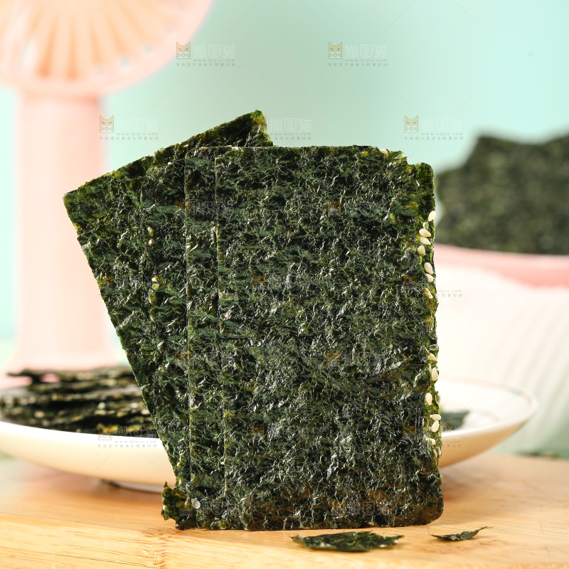 木板上的芝麻夹心海苔