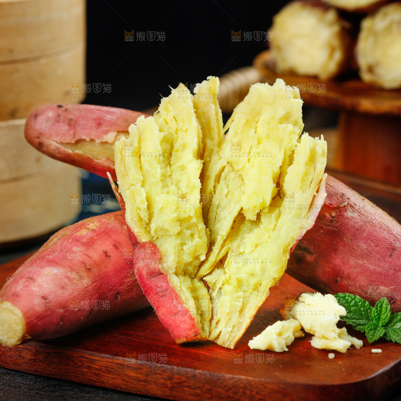 木板上的板栗蜜薯
