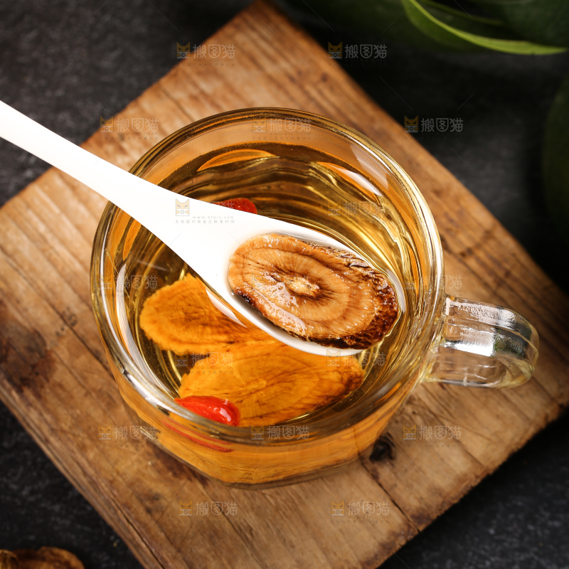 勺子上舀着牛蒡片