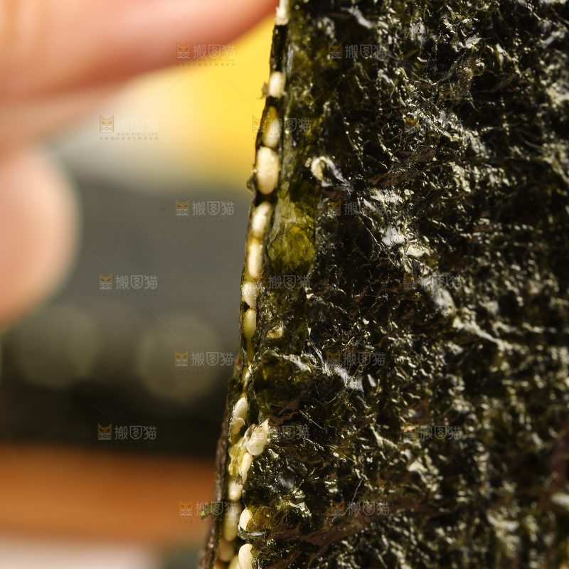 手里拿着夹心海苔
