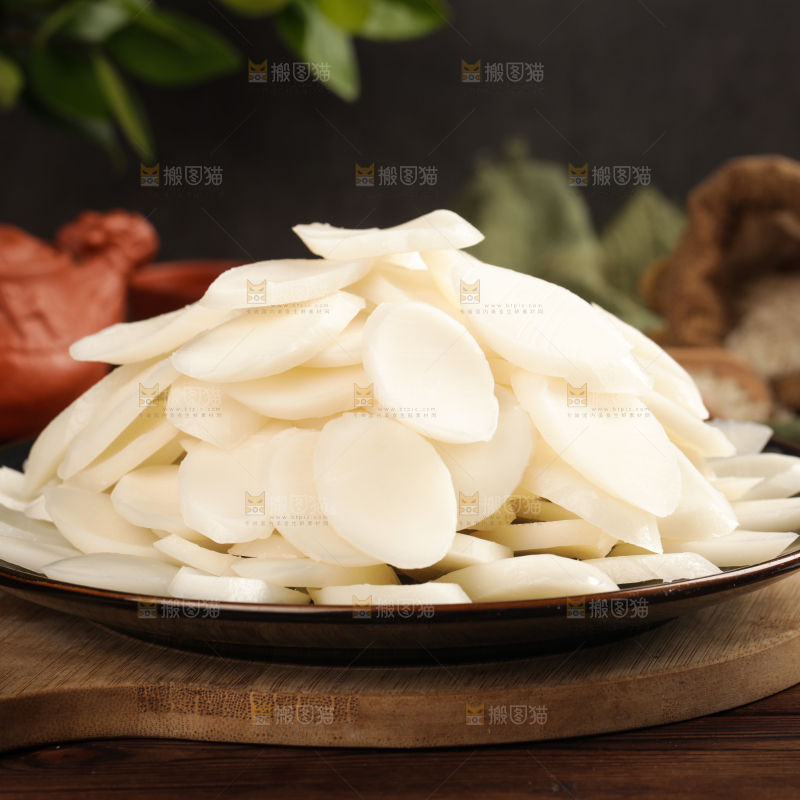 木板上放着一盘年糕片