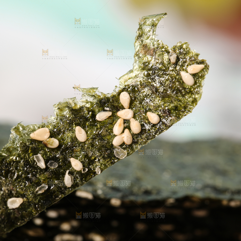 手里拿着夹心海苔