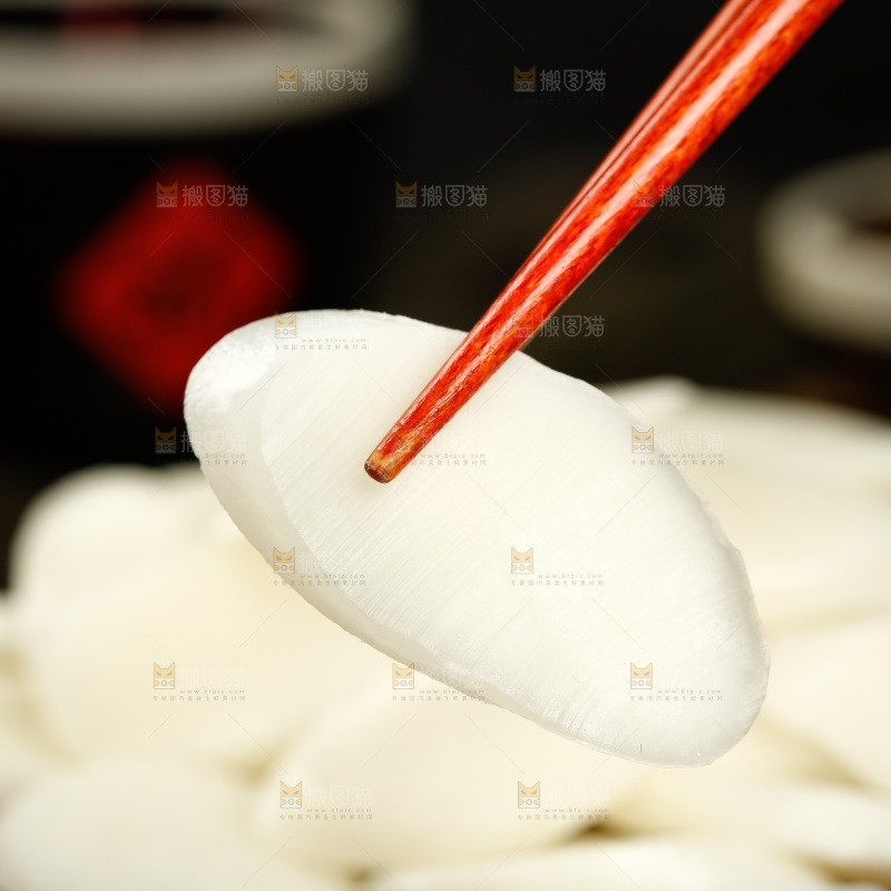 筷子夹着年糕片