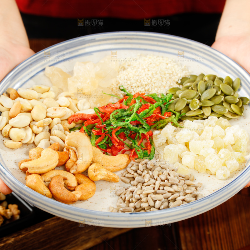 手里端着一盘五仁月饼原材料