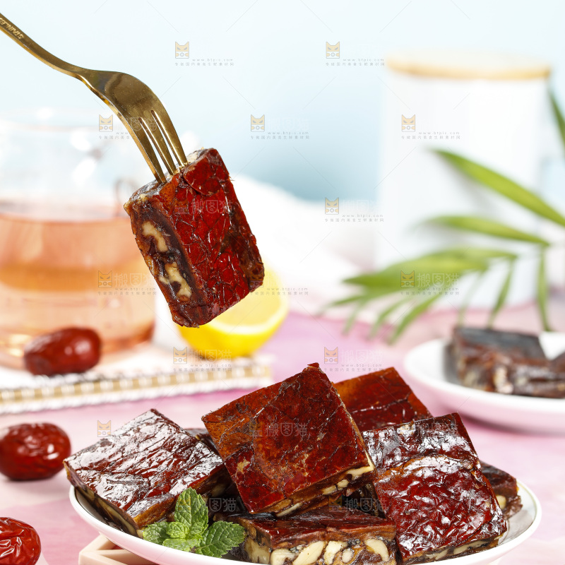 叉子插着枣仁派