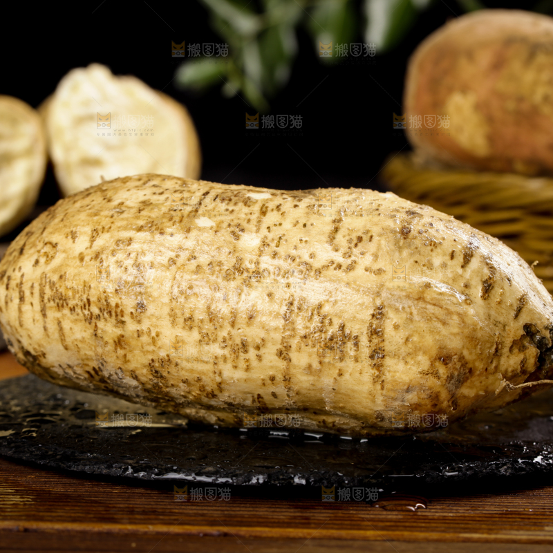 黑石板上的白皮番薯