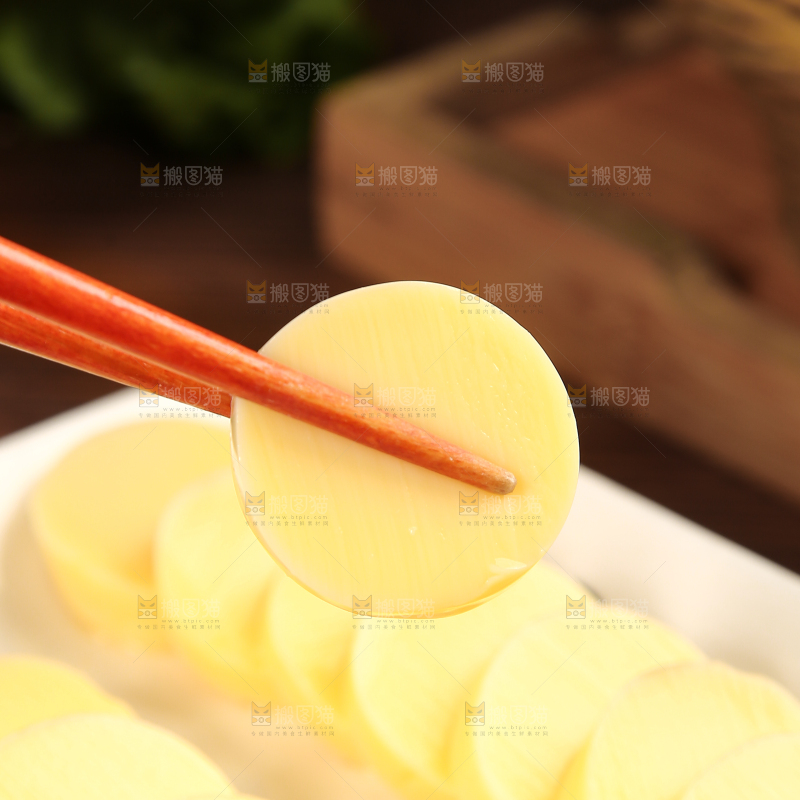 木底上的鸡蛋豆腐