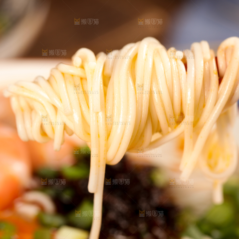 筷子上夹着面条