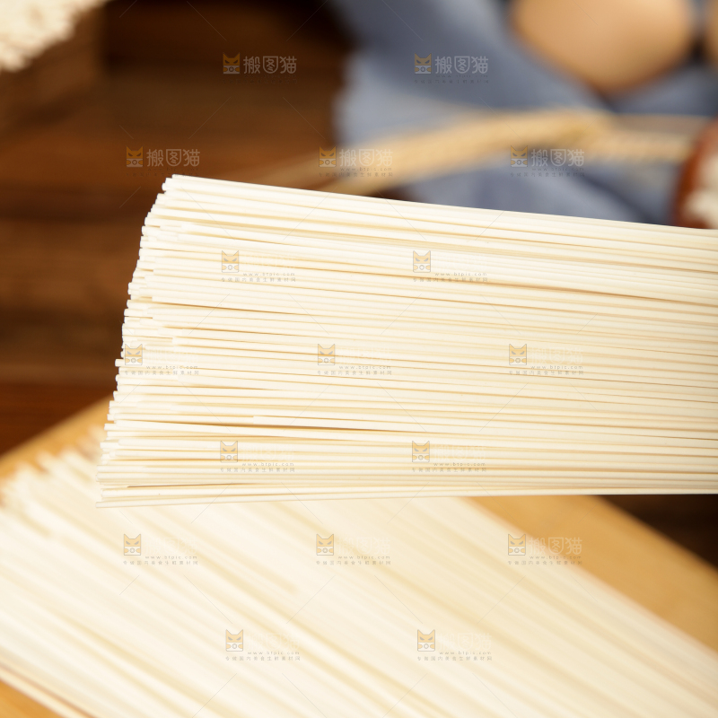 木板上的面条